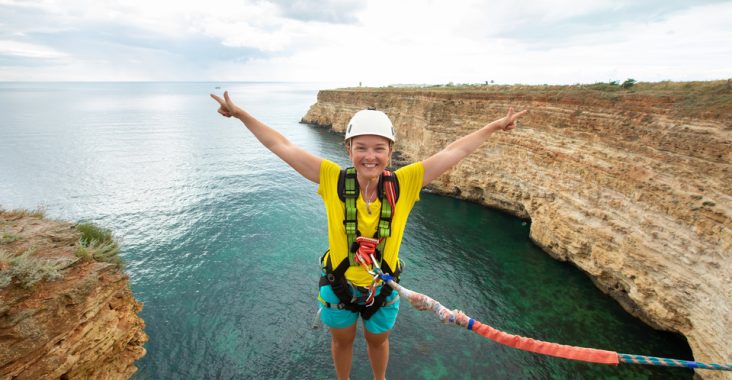 kobieta skacze z klifu na bungee